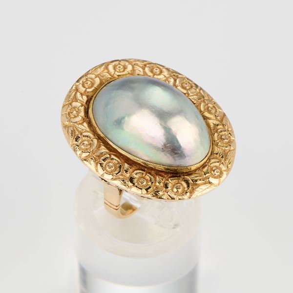 Anello ovale in oro giallo e perla Mabè grigia
