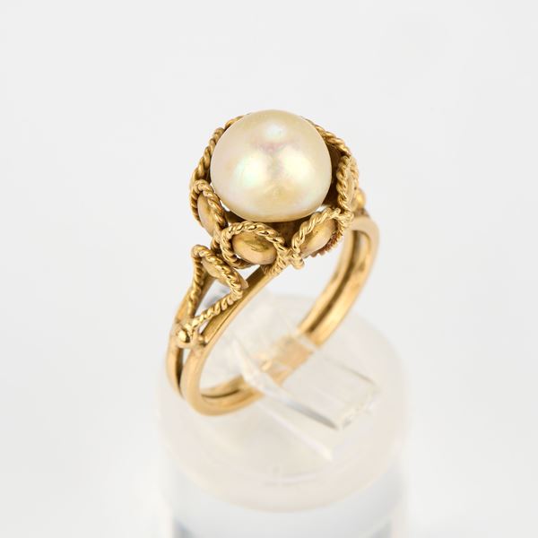 Anello in oro giallo e perla coltivata