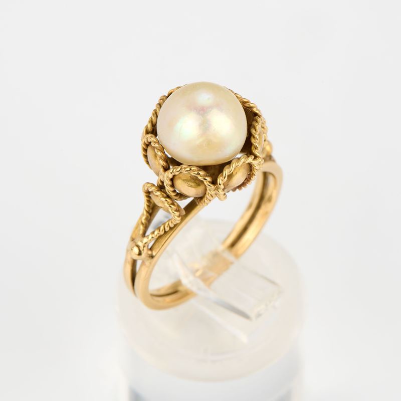 Anello in oro giallo e perla coltivata