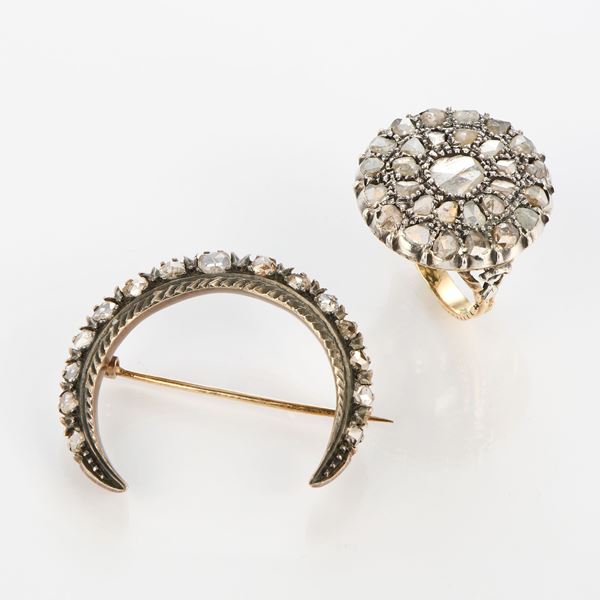 Anello e spilla in oro, argento e rose di diamante