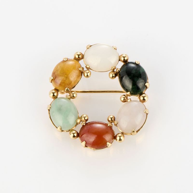Spilla rotonda in oro giallo e pietre dure ovali