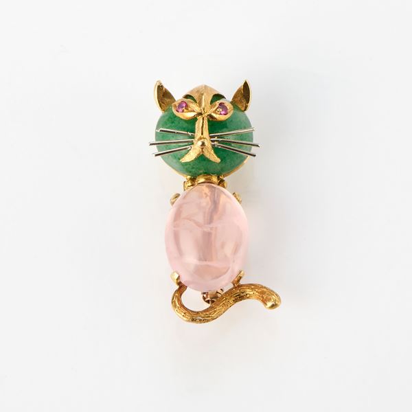 Spilla a gatto in oro giallo con quarzo rosa, giada e piccoli rubini