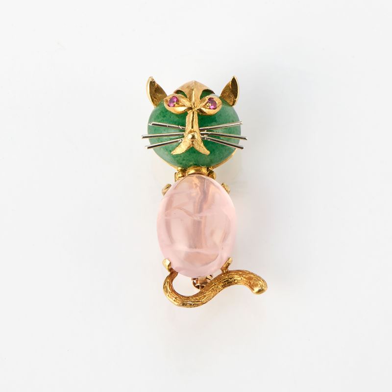 Spilla a gatto in oro giallo con quarzo rosa, giada e piccoli rubini