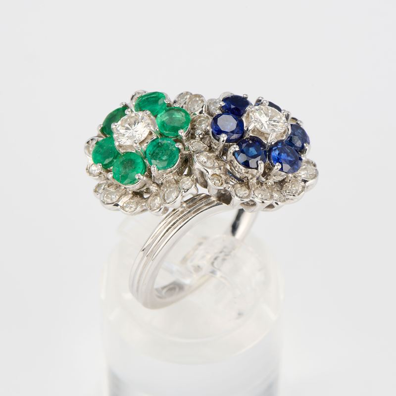 Anello contrarié a fiori in oro bianco con zaffiri, smeraldi e diamanti