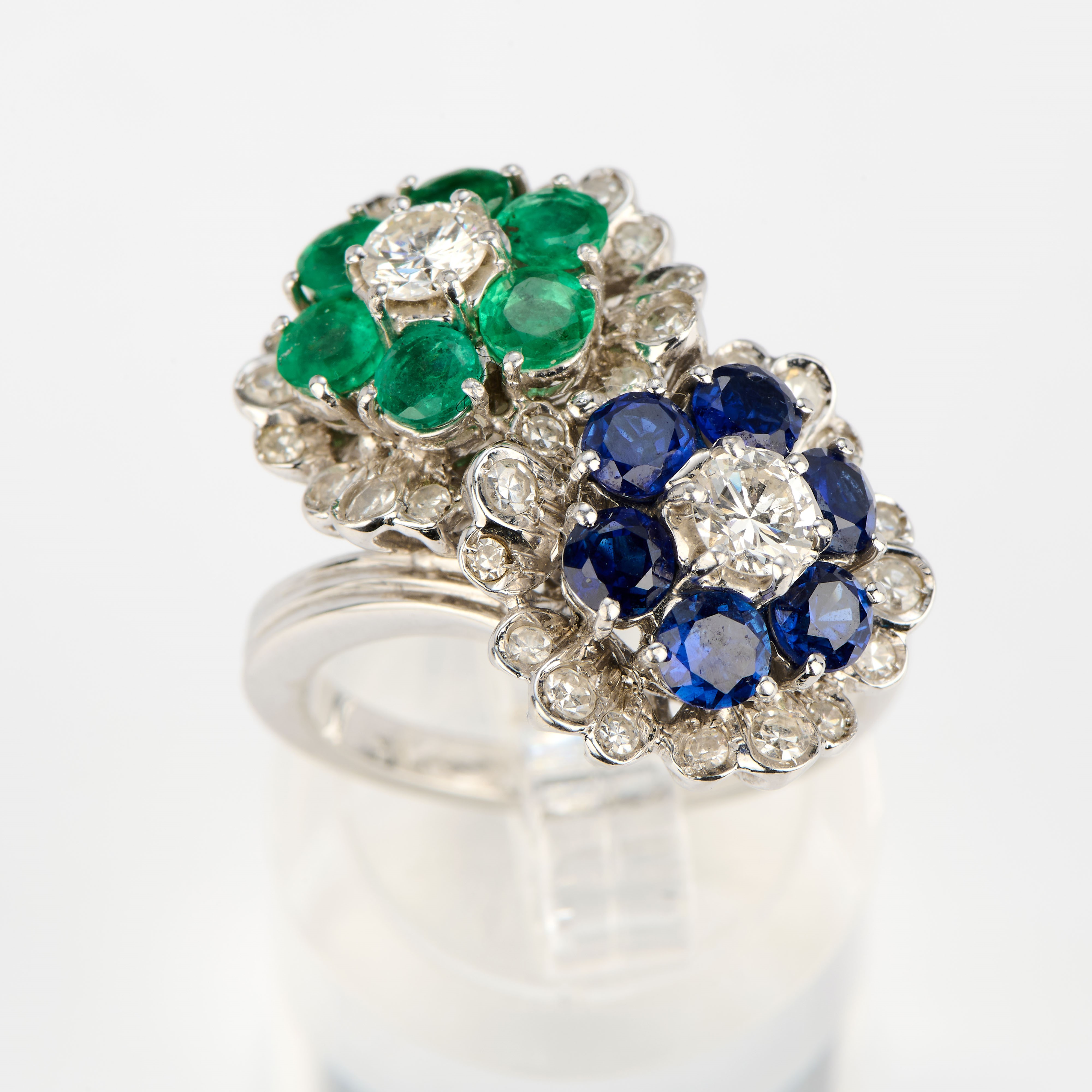 Anello contrarié a fiori in oro bianco con zaffiri, smeraldi e diamanti