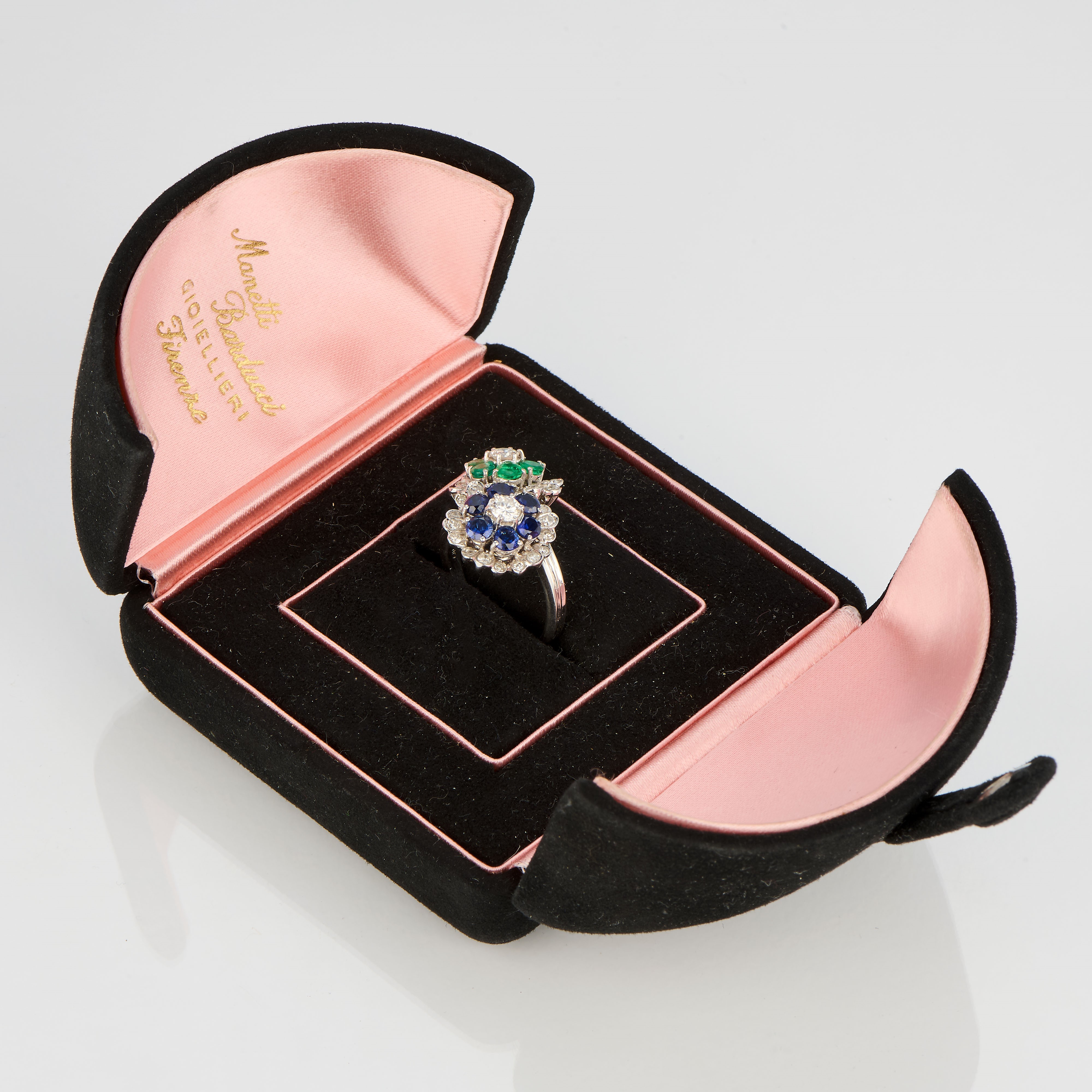 Anello contrarié a fiori in oro bianco con zaffiri, smeraldi e diamanti