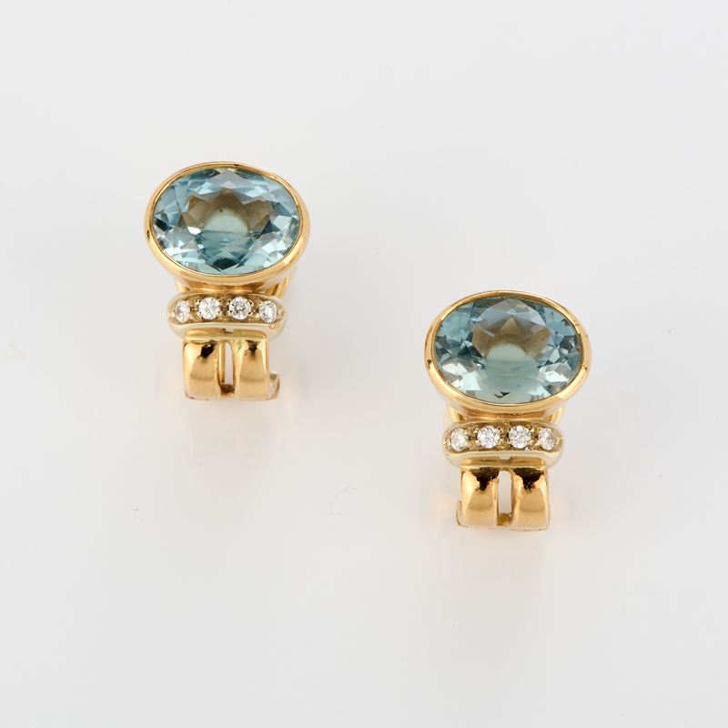 Orecchini a clips in oro giallo con acquamarine ovali e piccoli diamanti