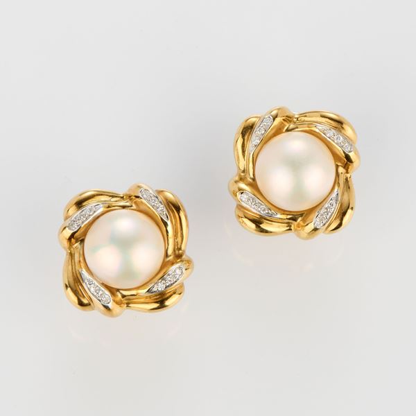 Orecchini a clips quadrati in oro giallo con perle Mabè e piccoli diamanti