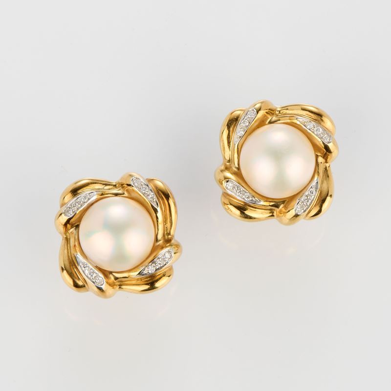 Orecchini a clips quadrati in oro giallo con perle Mabè e piccoli diamanti