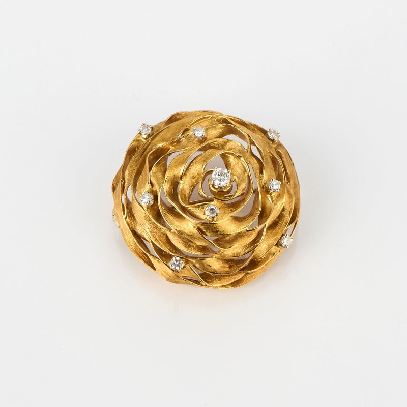 Spilla a cupola in oro giallo e piccoli diamanti