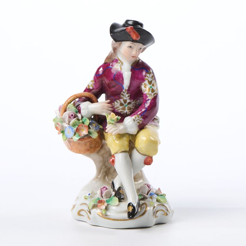 Giovinetto seduto con cesto di fiori