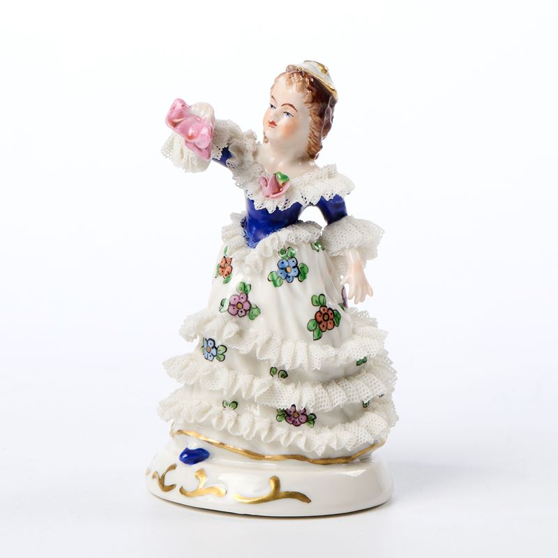 Damina con fazzoletto rosa