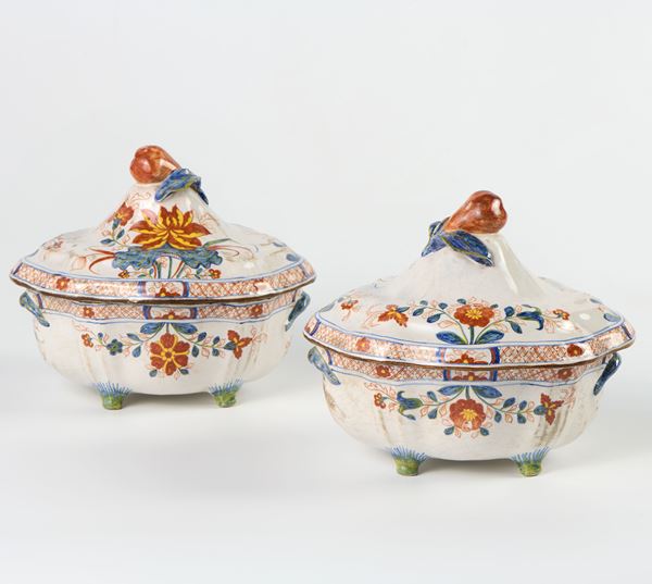 Coppia di salsiere in maiolica policroma  - Auction Porcelain - Casa d'aste Farsettiarte