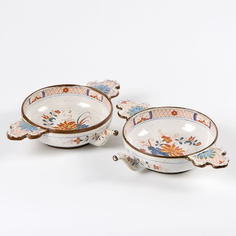 Coppia di versatoi biansati in maiolica policroma