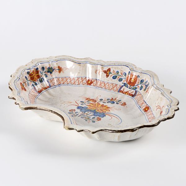 Bacile in maiolica policroma