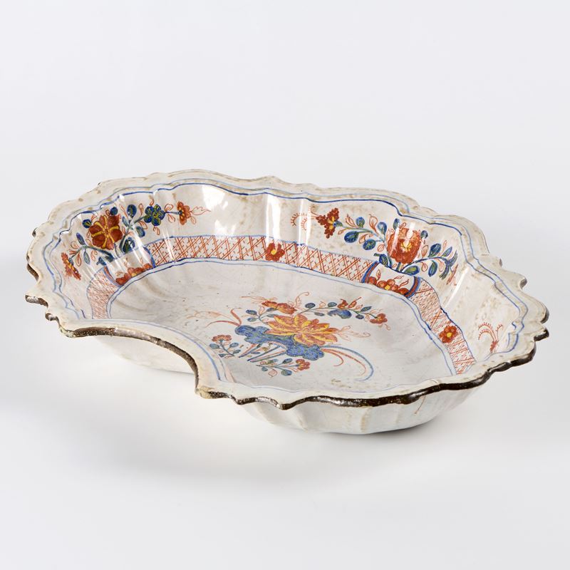 Bacile in maiolica policroma