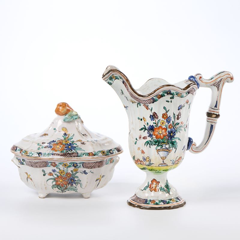 Salsiera e brocca in maiolica policroma