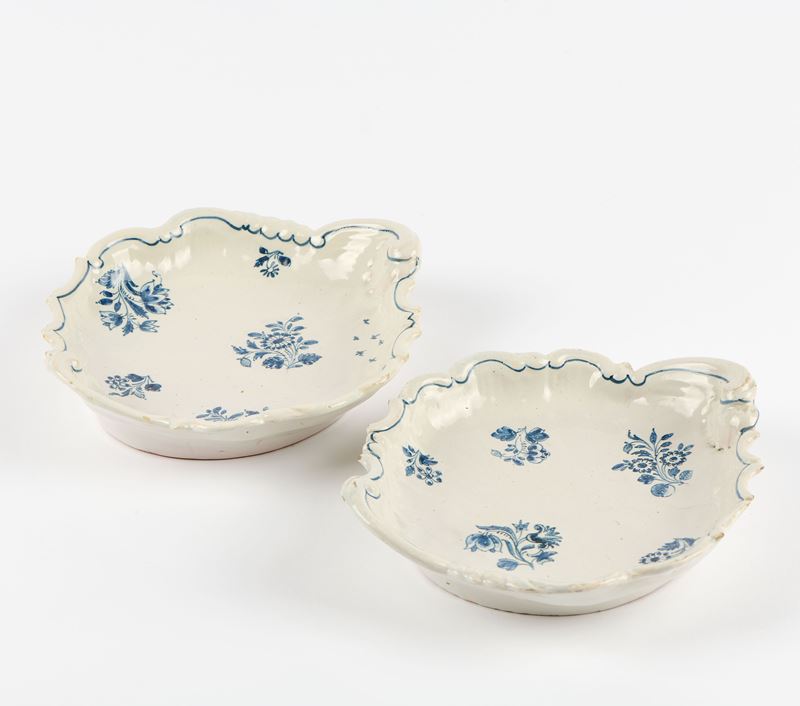 Due antiche marescialle in maiolica bianco blu