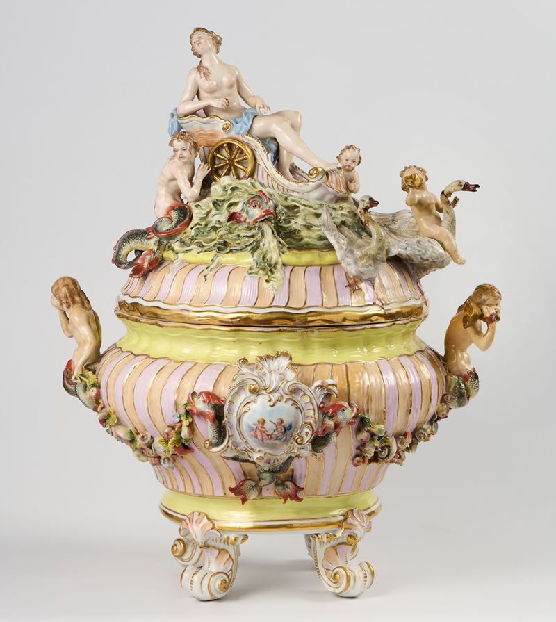 Monumentale zuppiera in maiolica policroma con figure applicate