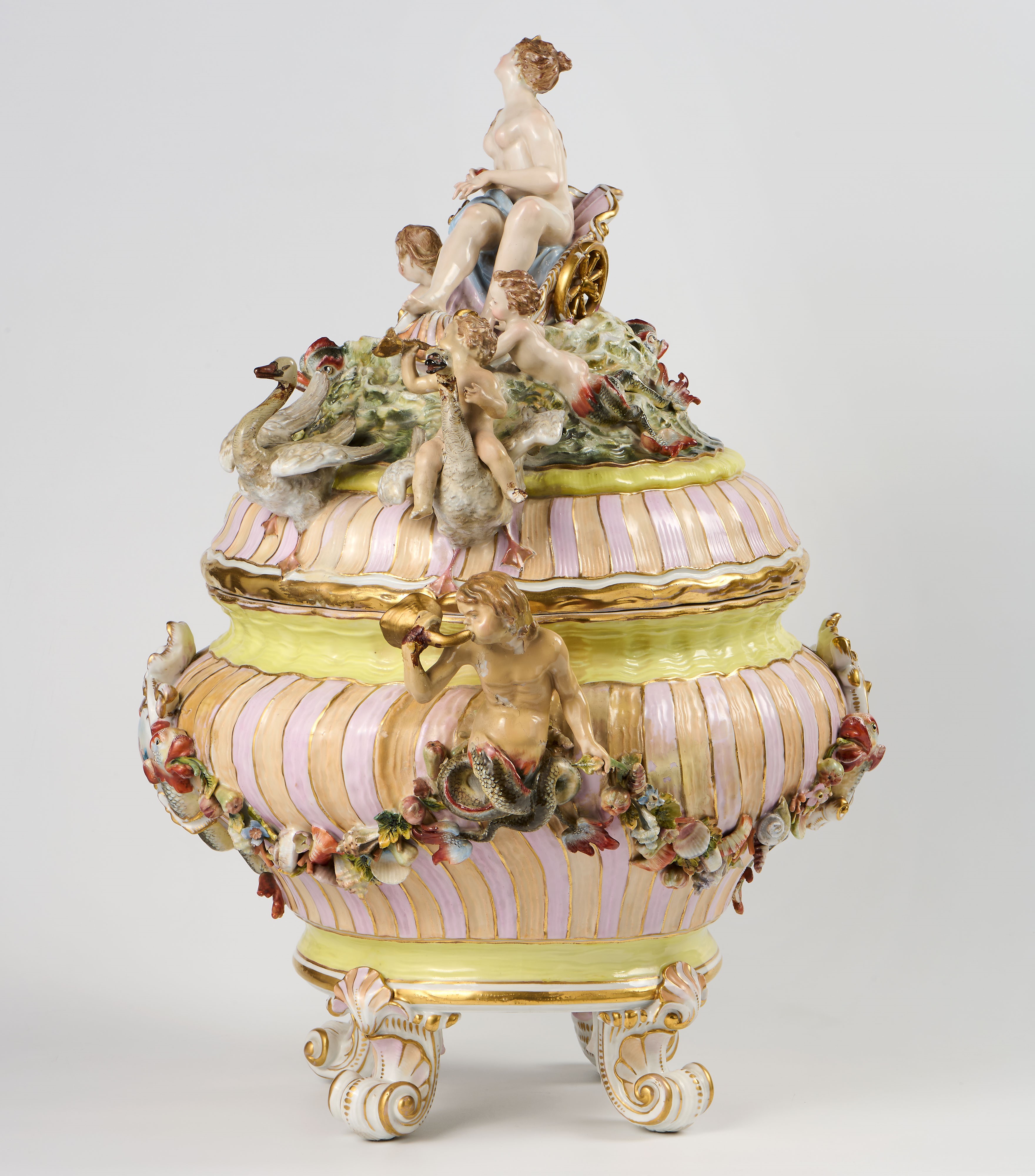 Monumentale zuppiera in maiolica policroma con figure applicate