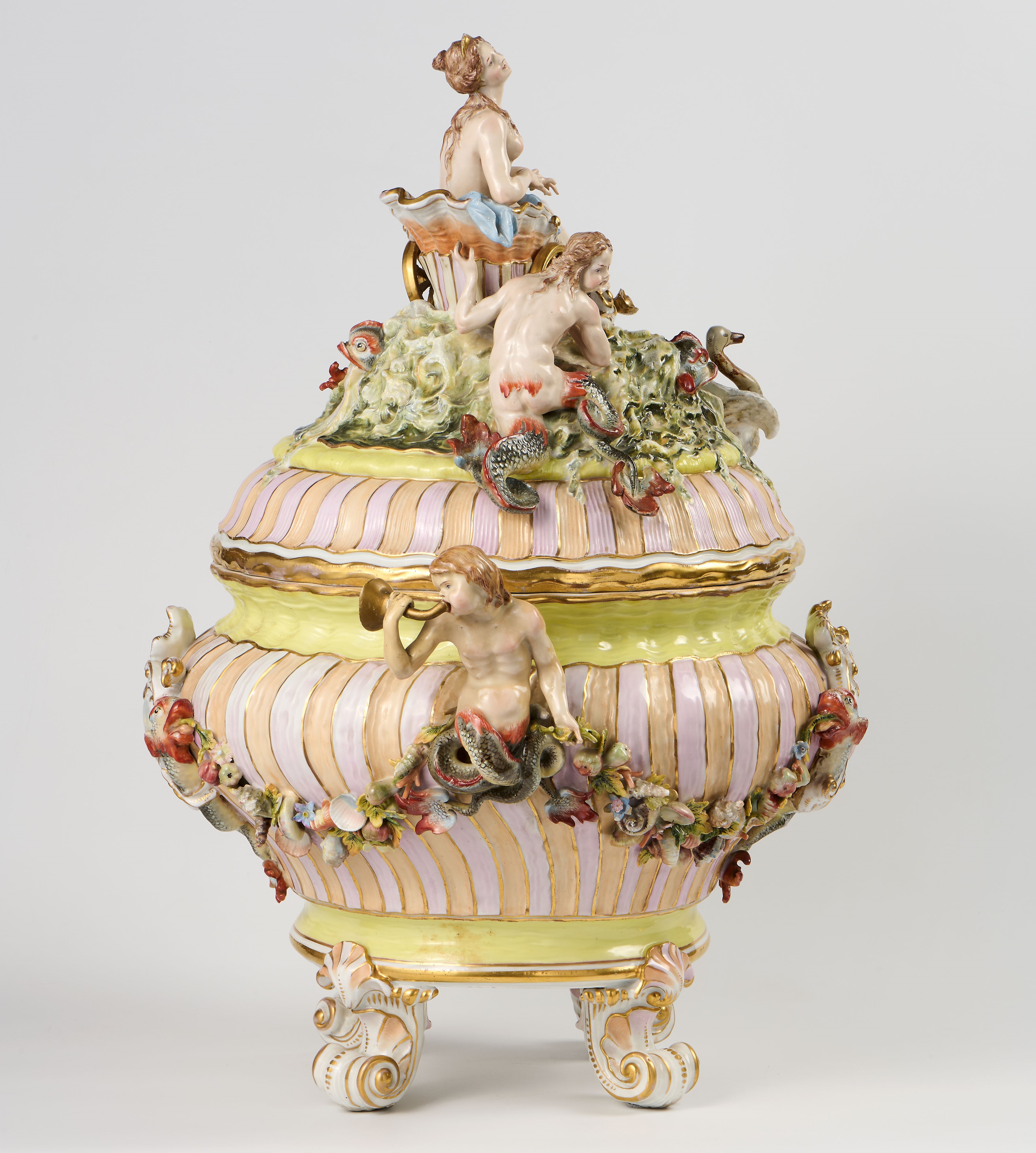 Monumentale zuppiera in maiolica policroma con figure applicate