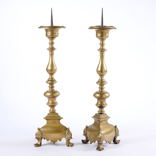 Coppia di candelieri da altare in ottone