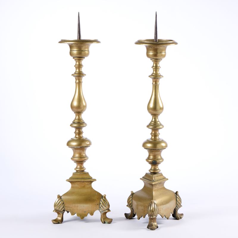 Coppia di candelieri da altare in ottone