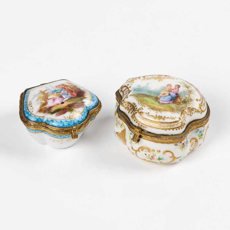 Due scatoline in porcellana policroma