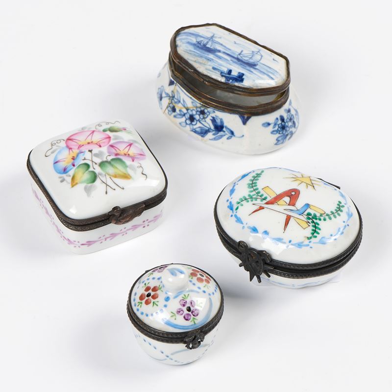 Quattro scatoline in porcellana policroma