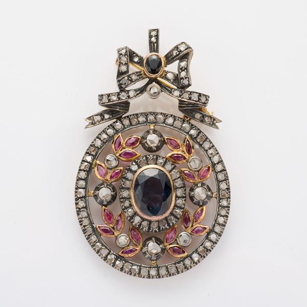 Pendente-spilla in oro giallo e argento con rose di diamante, rubini e zaffiri  - Asta Gioielli - Casa d'aste Farsettiarte