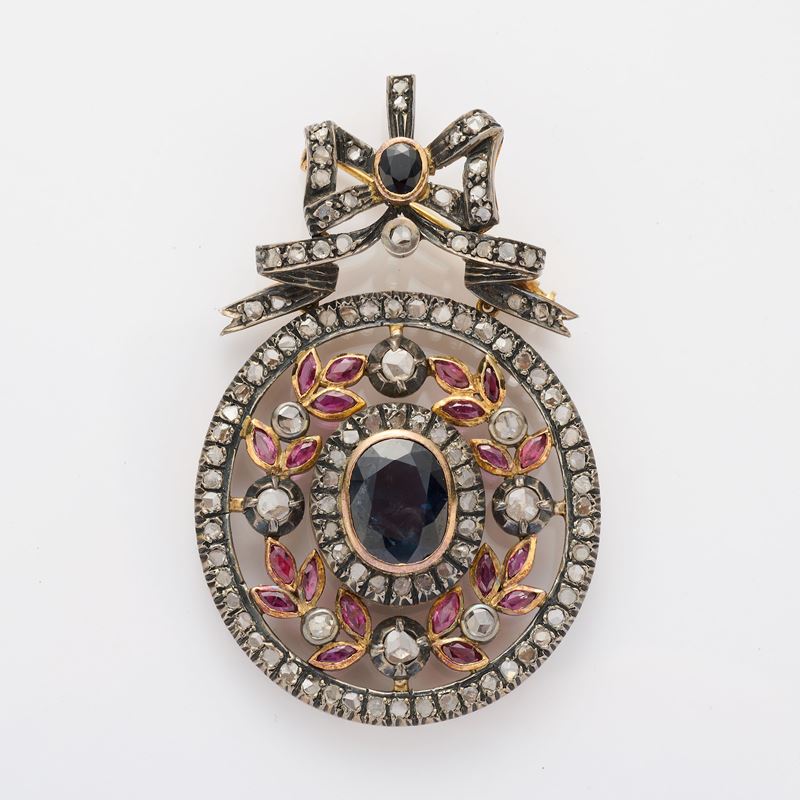 Pendente-spilla in stile antico, oro giallo e argento con zaffiro australiano, rubini e rose di d...