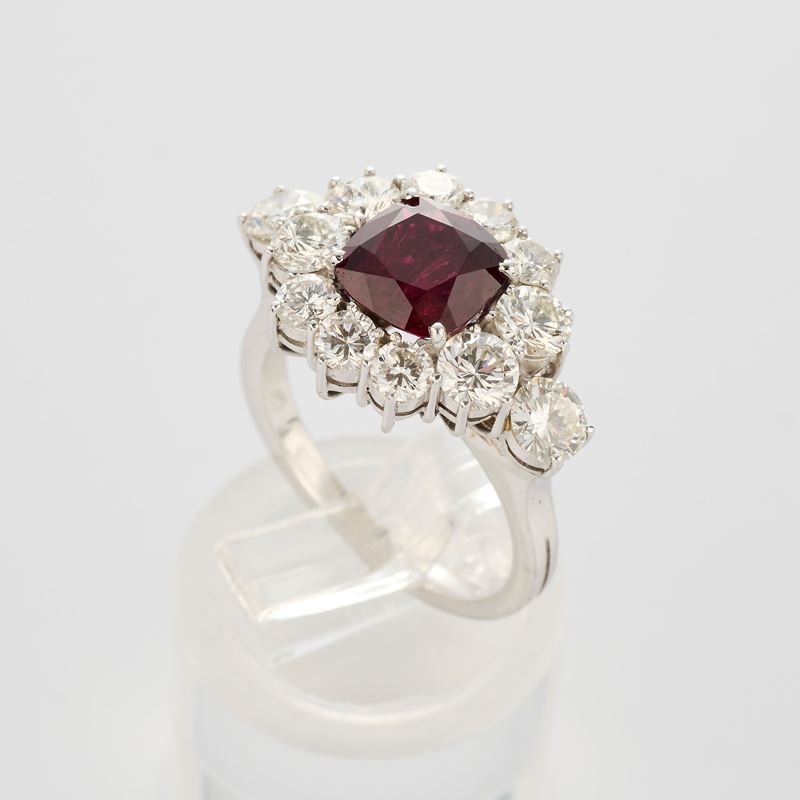 Anello in oro bianco con rubino e diamanti