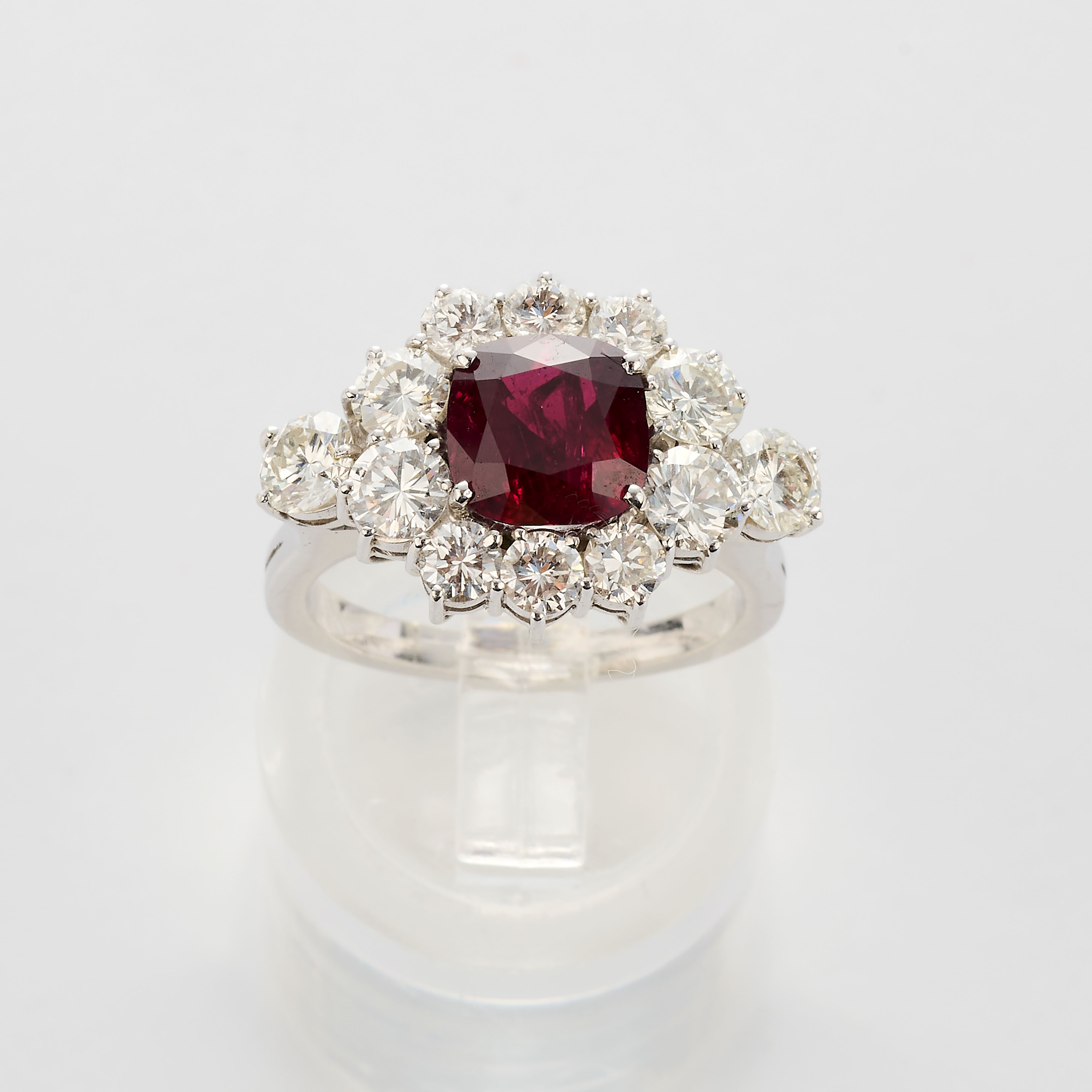 Anello in oro bianco con rubino e diamanti
