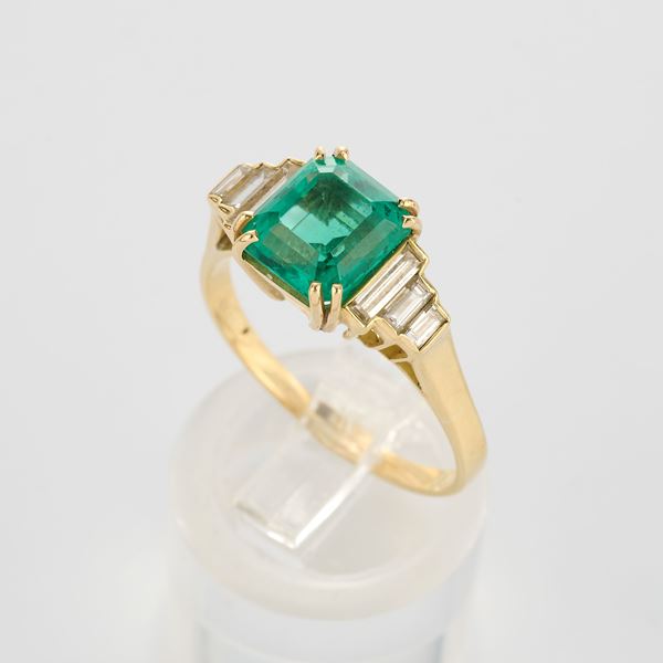 Anello in oro giallo con smeraldo e diamanti