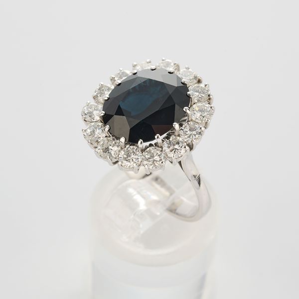 Anello in oro bianco con zaffiro e diamanti