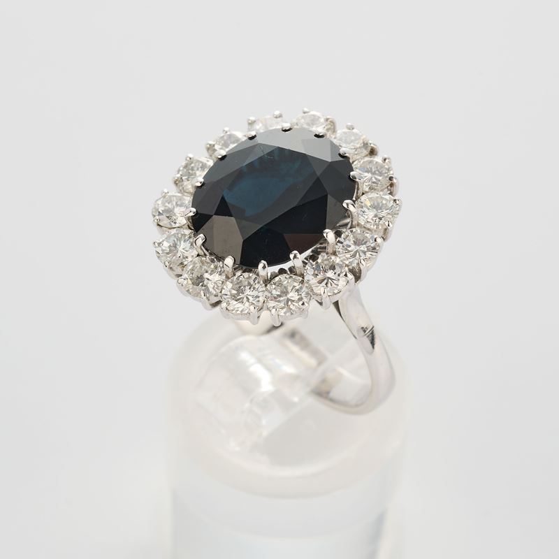 Anello in oro bianco con zaffiro e diamanti