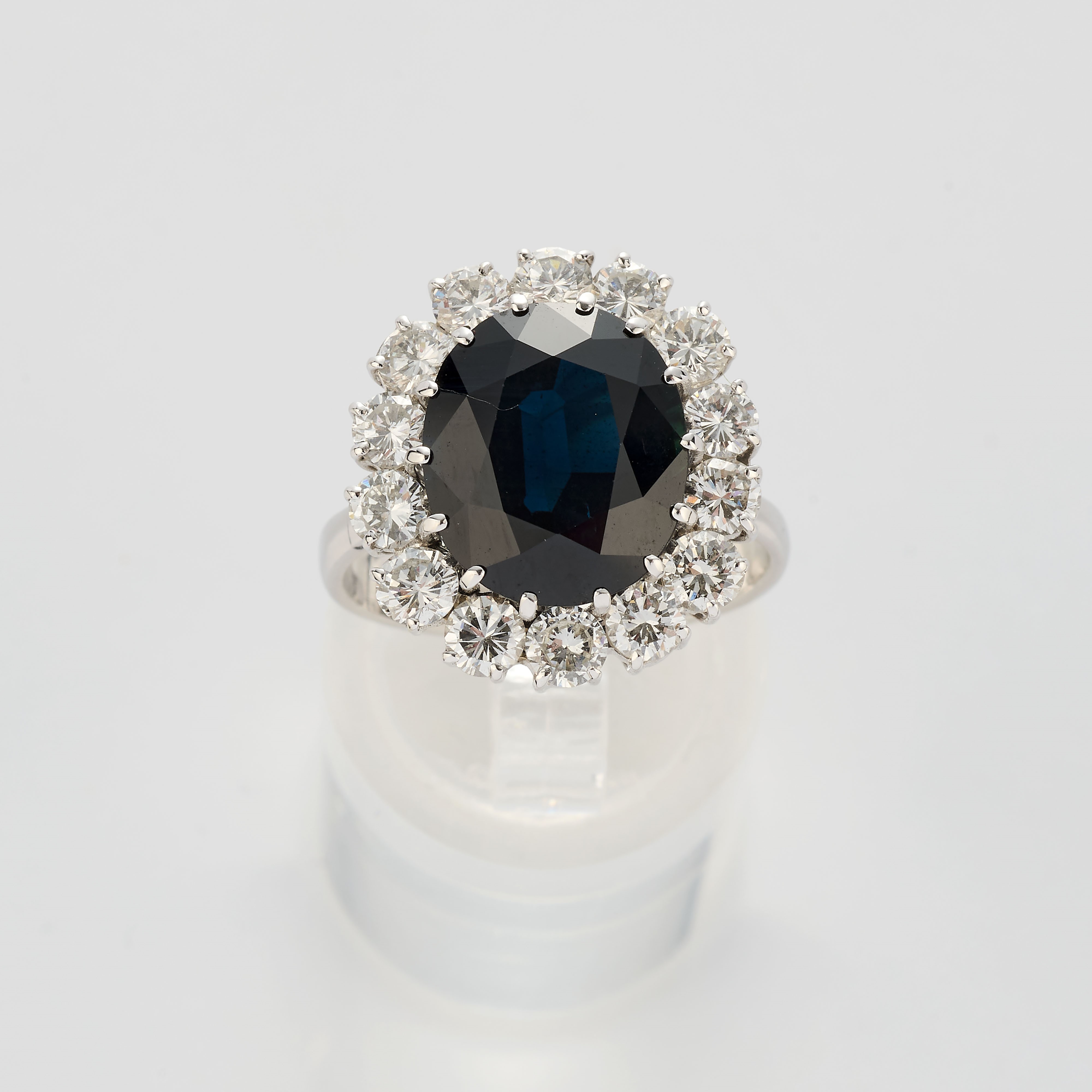 Anello in oro bianco con zaffiro e diamanti