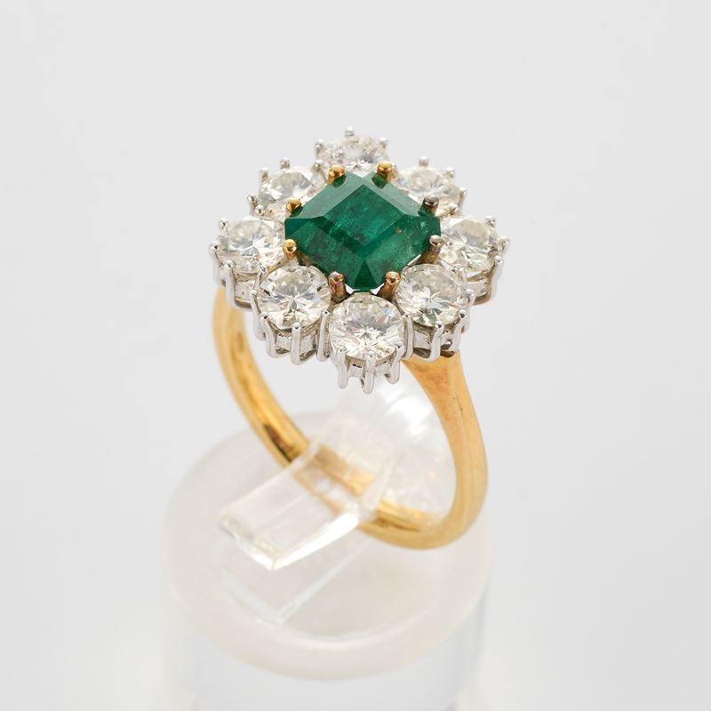 Anello in oro giallo e bianco con smeraldo e diamanti