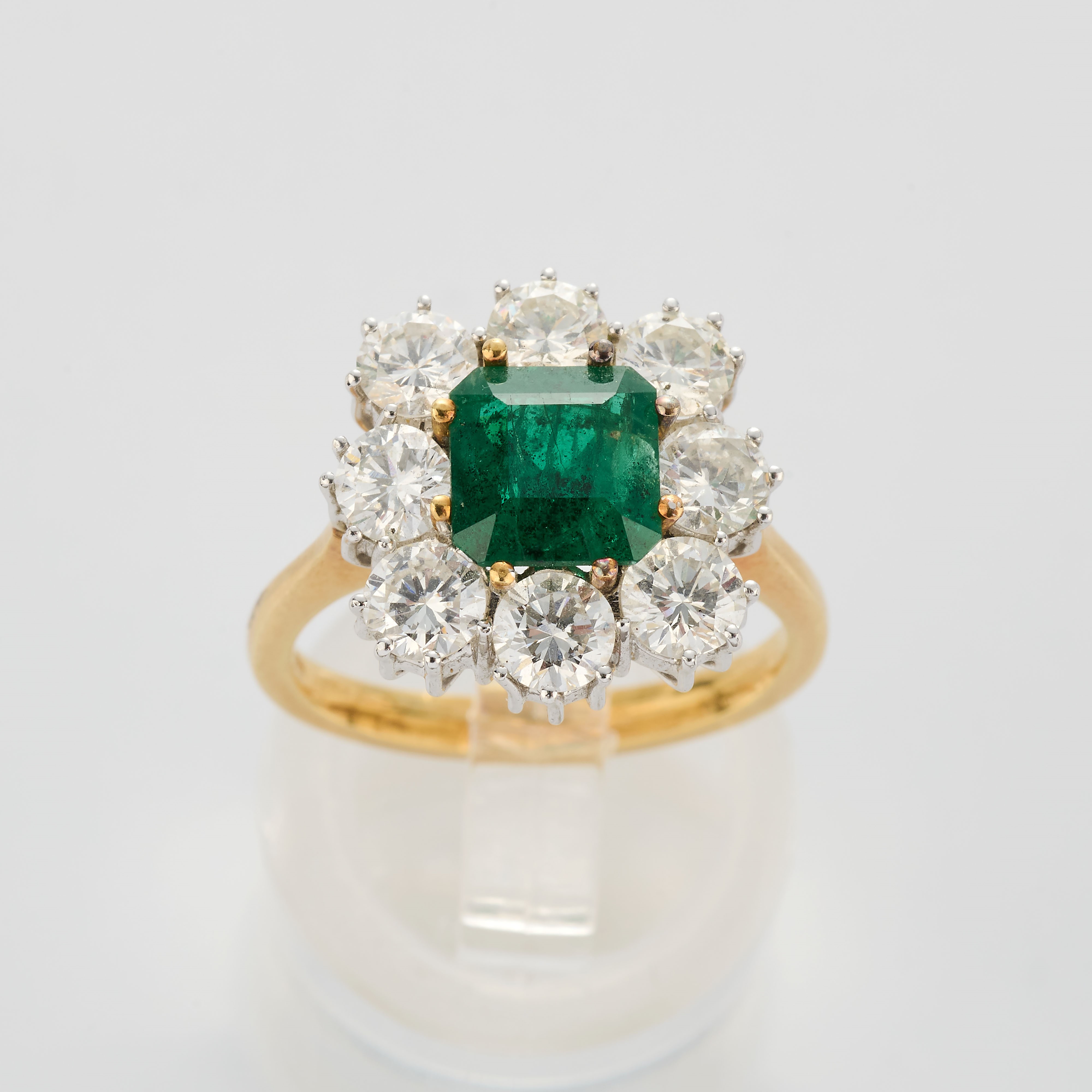 Anello in oro giallo e bianco con smeraldo e diamanti