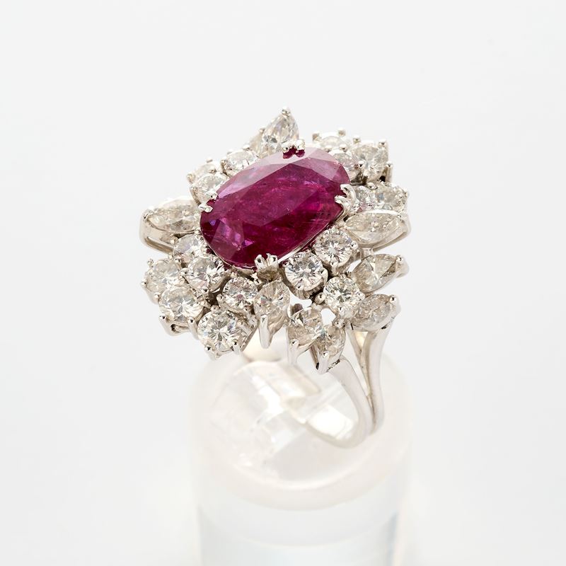Anello in oro bianco con rubino e diamanti