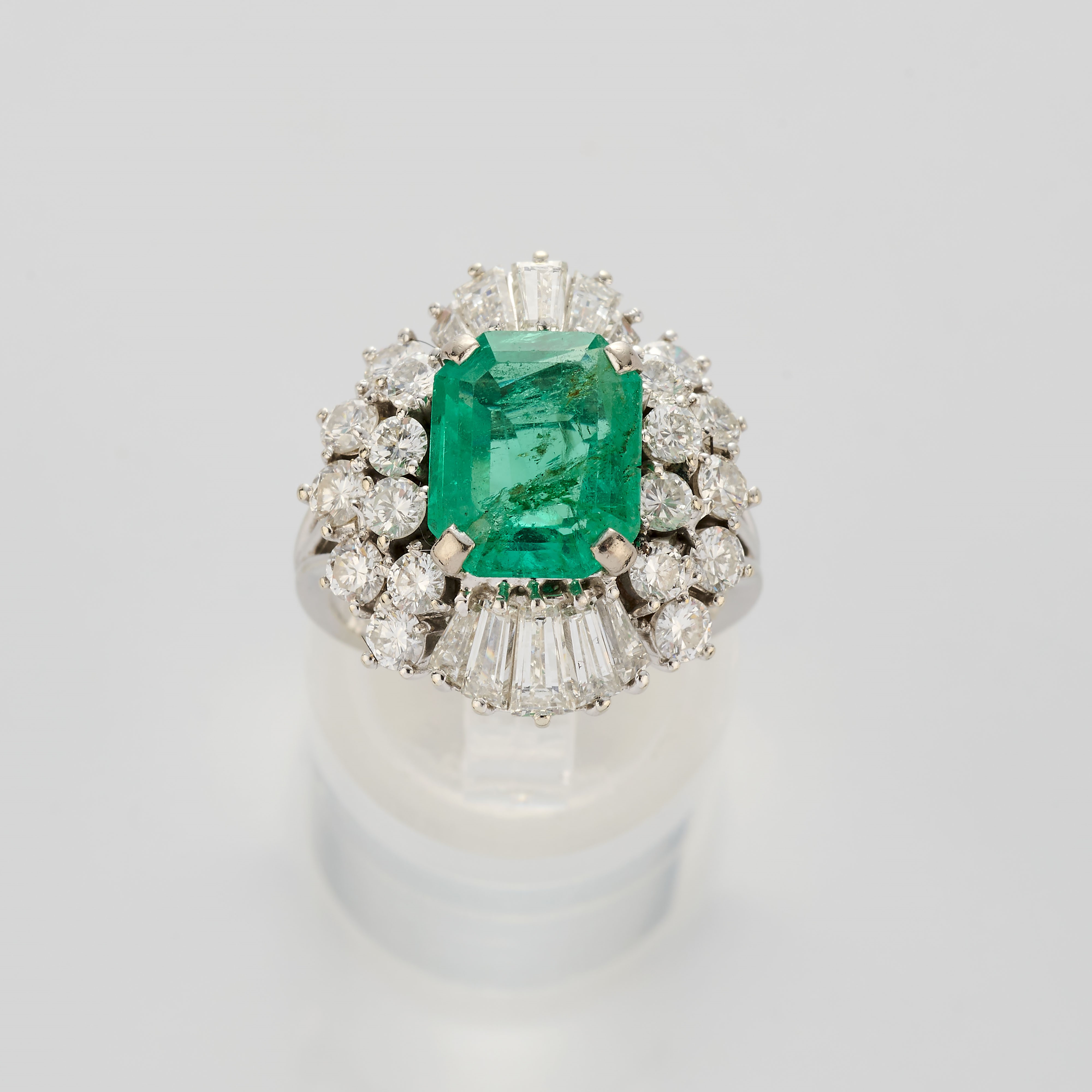 Anello in oro bianco con smeraldo e diamanti