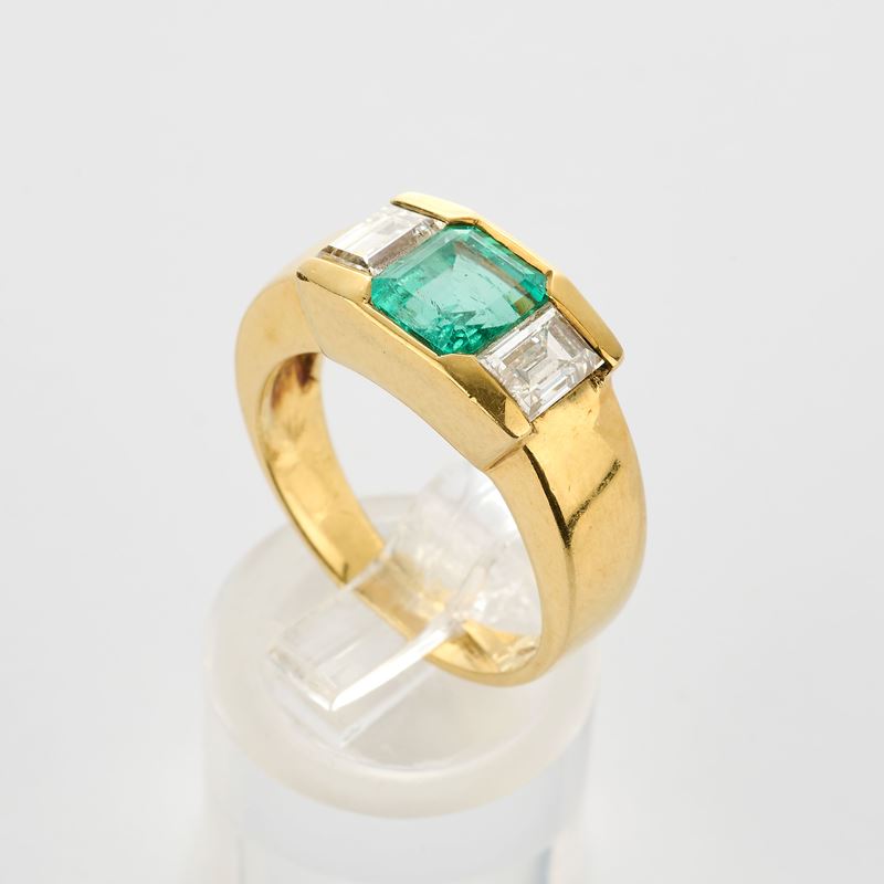 Anello a fascia in oro giallo con smeraldo e diamanti