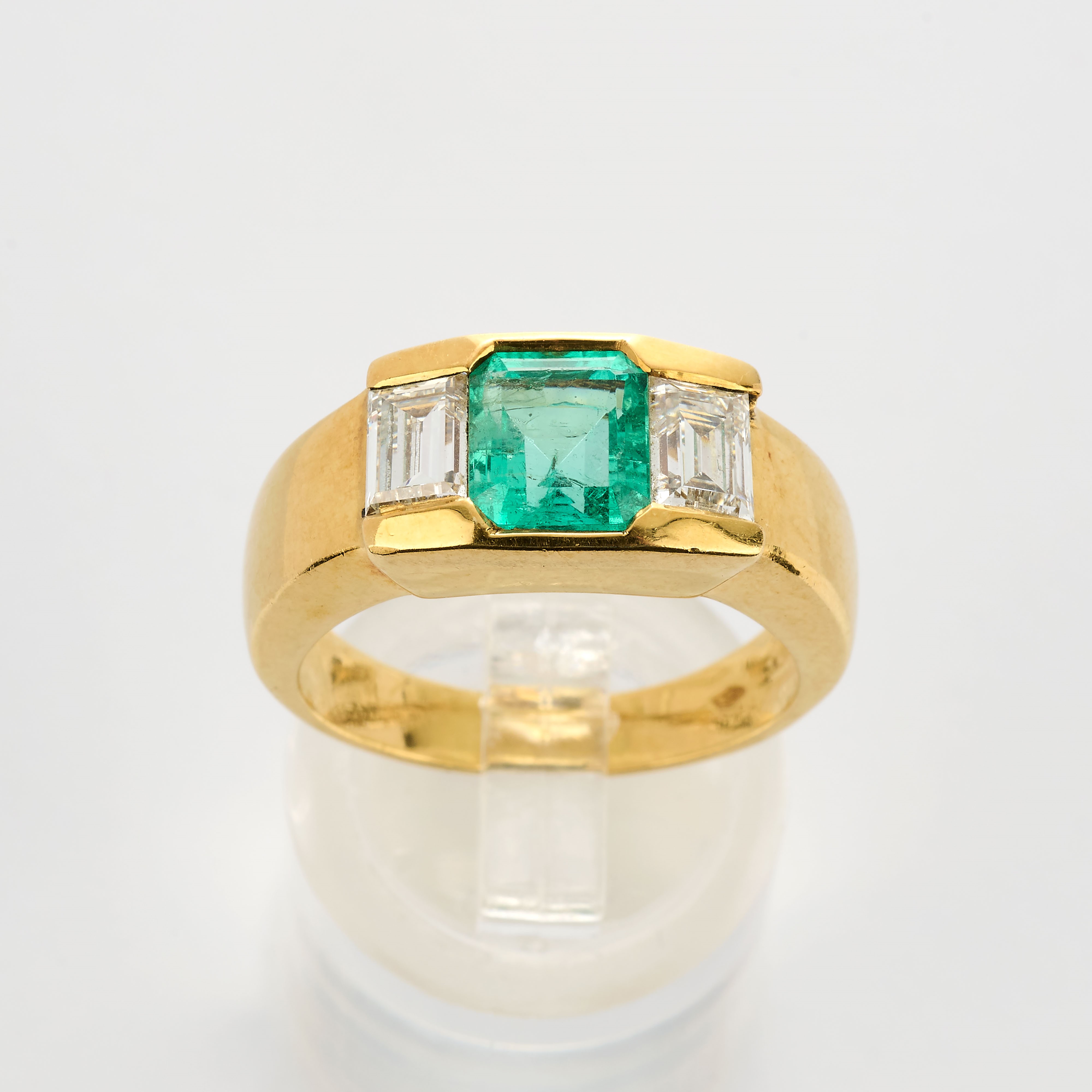Anello a fascia in oro giallo con smeraldo e diamanti