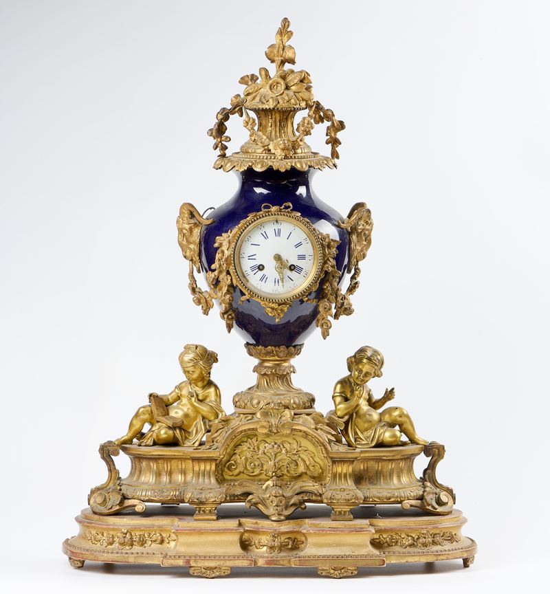Grande orologio da tavolo in bronzo e porcellana blu
