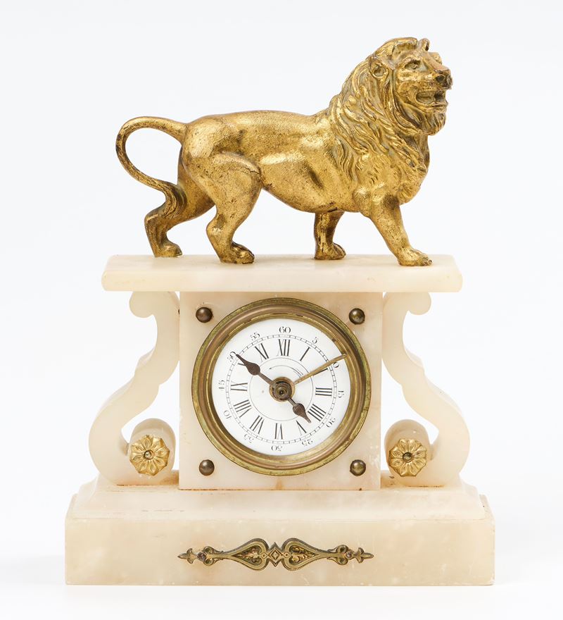 Orologio da tavolo in alabastro con leone in bronzo