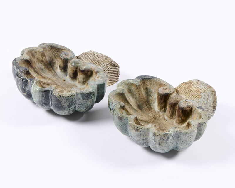 Due antiche acquasantiere a conchiglia in marmo verde