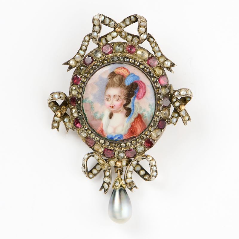 Spilla con miniatura raffigurante «Giovane donna con piume colorate»