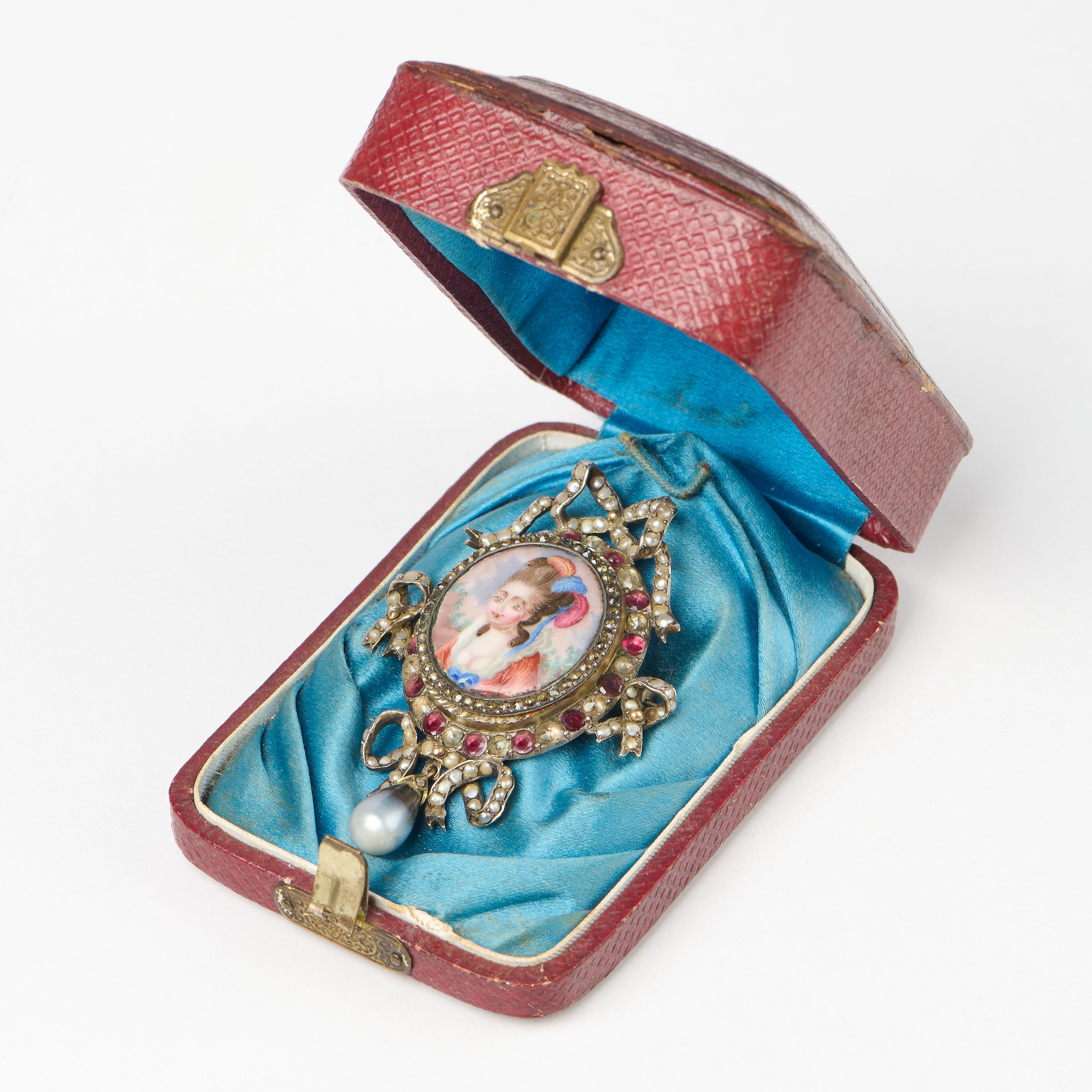 Spilla con miniatura raffigurante «Giovane donna con piume colorate»