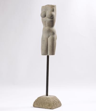Busto femminile in pietra