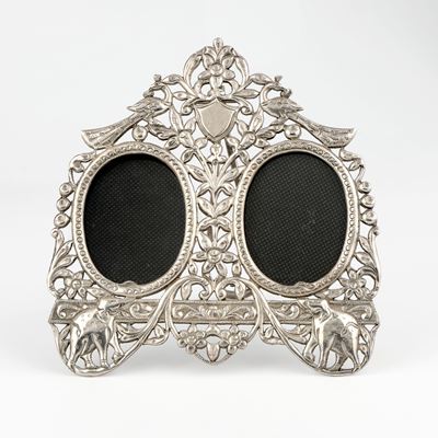 Cornice doppia in argento, decoro floreale e vegetale